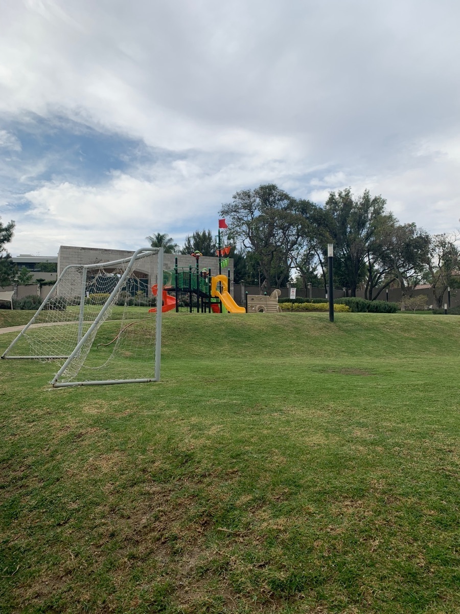 4 de 17: Cancha de fútbol y área de niños