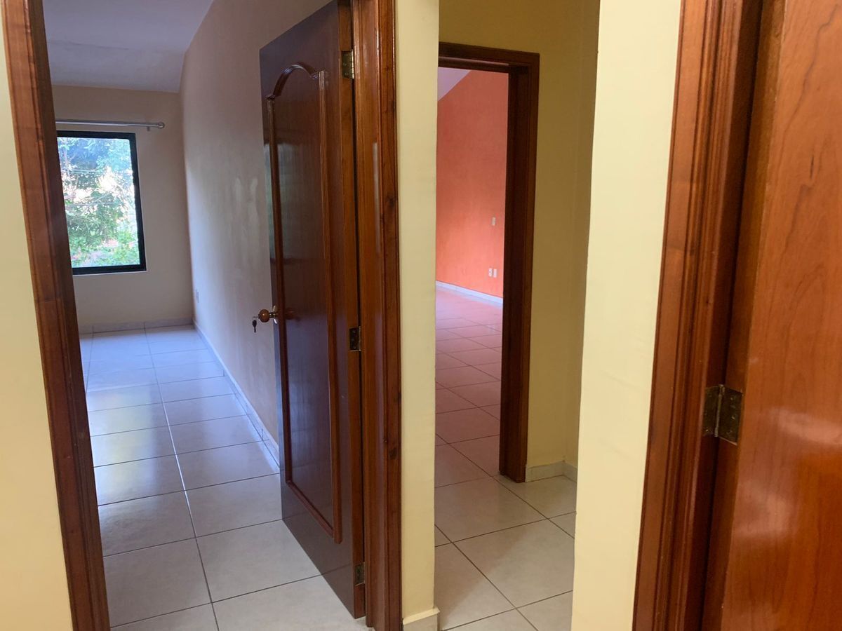 12 of 24: Pasillo de planta alta, acceso a las 3 recamaras