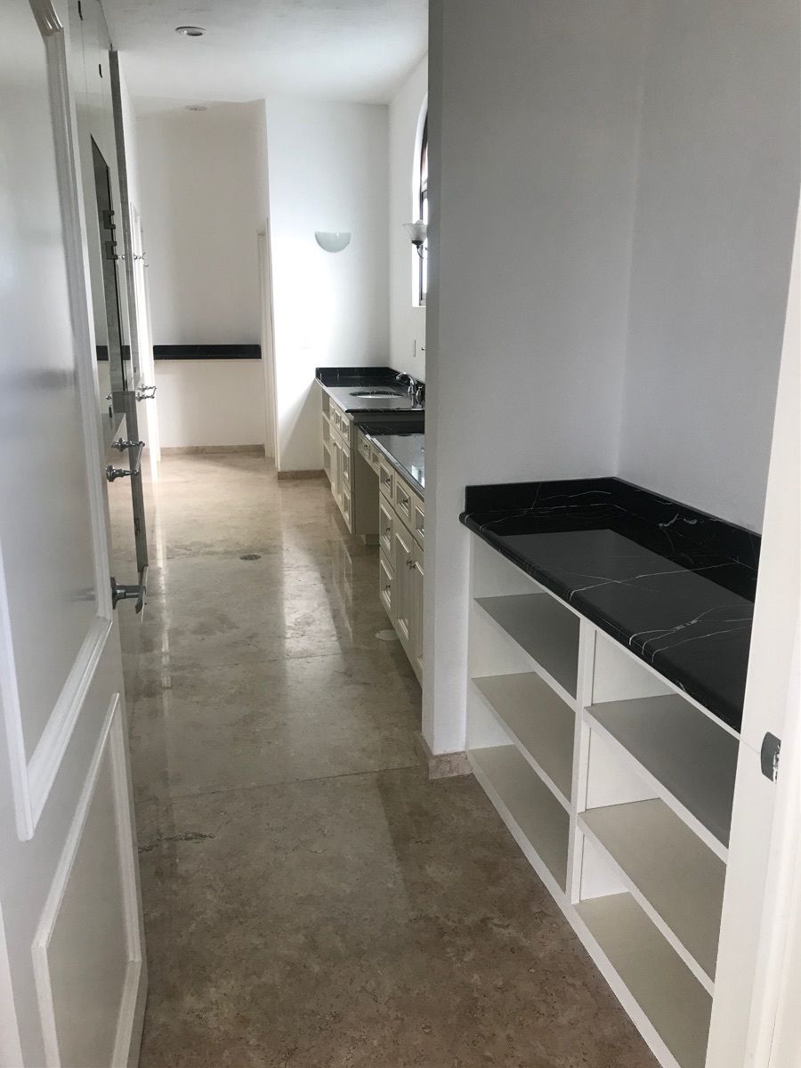 12 de 28: Pasillo con mueble de amenidades al Baño Principal