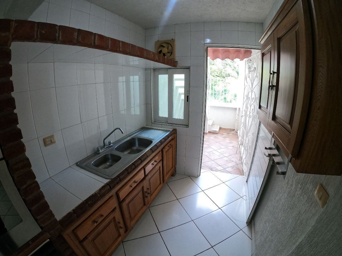 14 de 49: SALIDA AL ÁREA DE LAVADO Y CUARTO DE SERVICIO