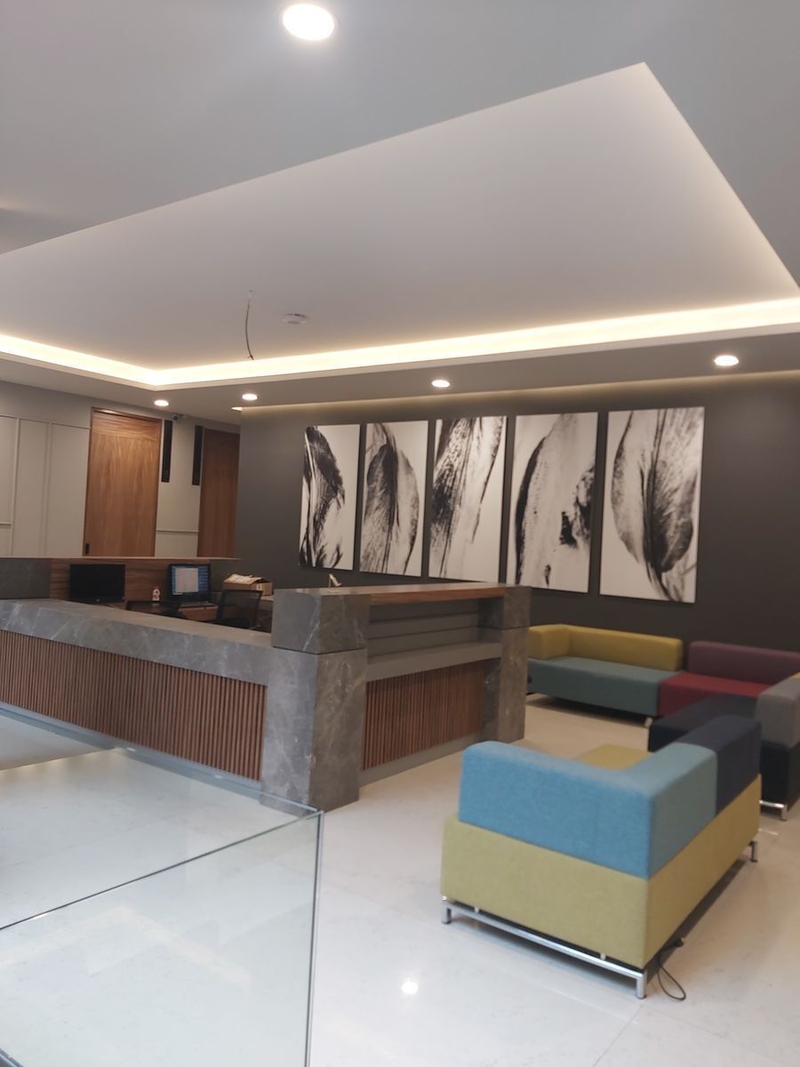1 de 17: EN CADA NIVEL HAY RECEPCIÓN O SALA DE ESPERA.