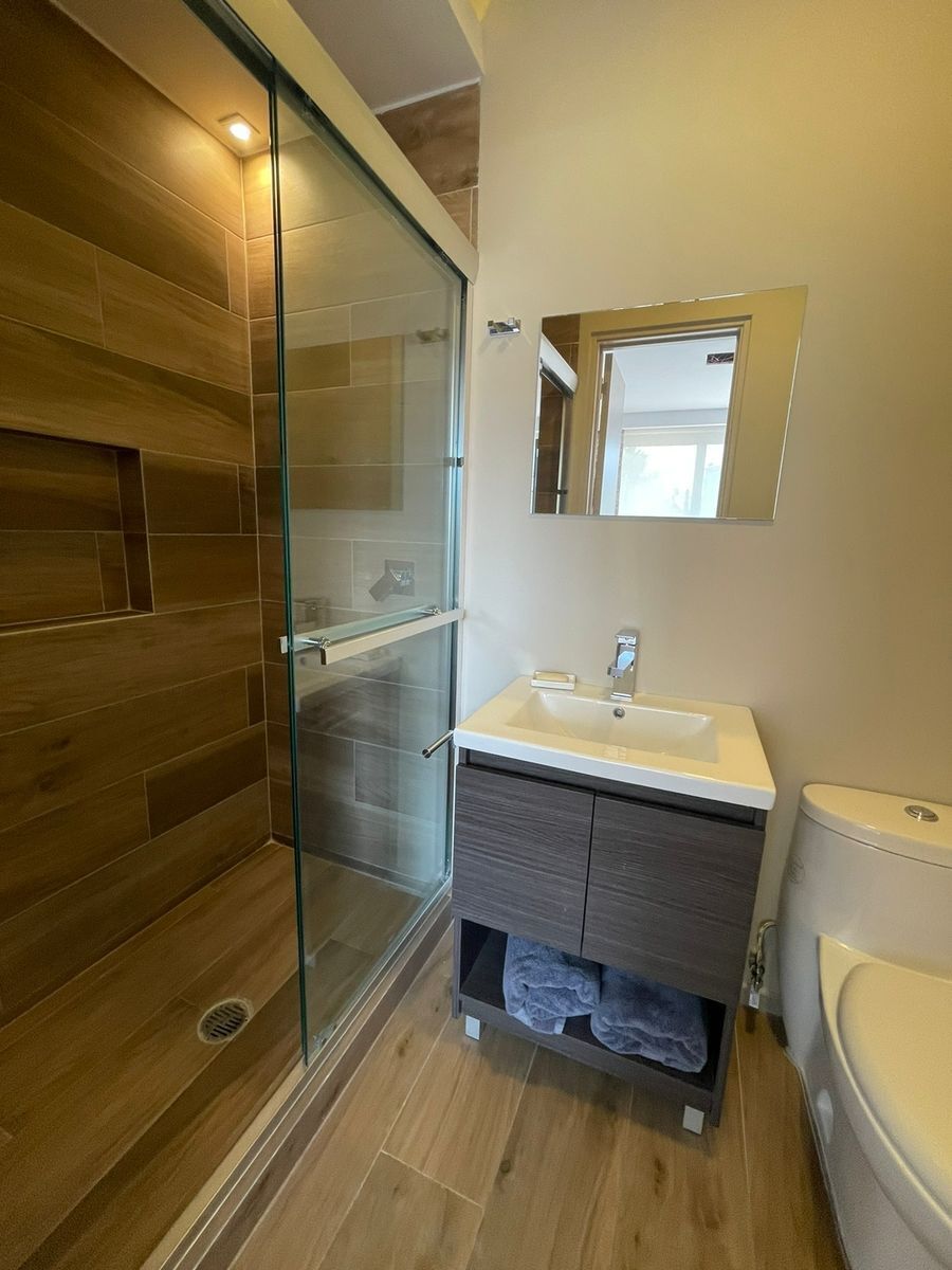11 de 19: Baño con cristal templado. 