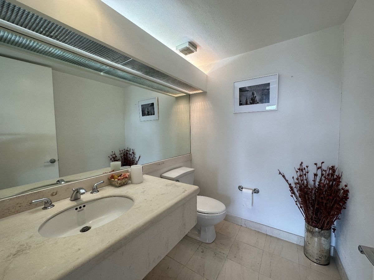 8 de 26: Baño de visitas 