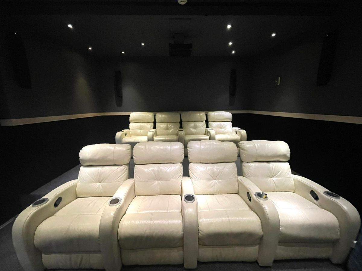 31 de 35: Sala de cine para 8 personas. 