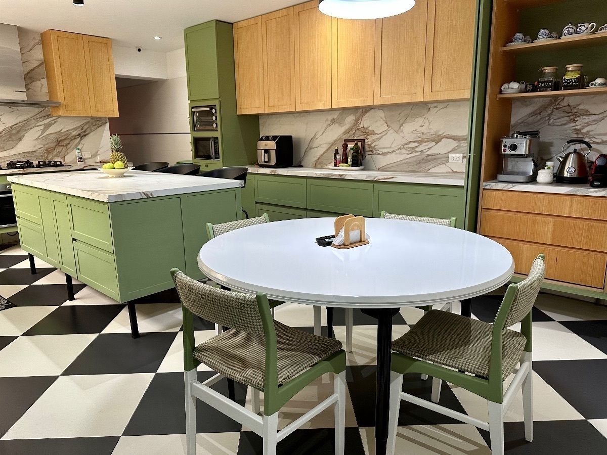 25 de 27: Amplia cocina con isla y comedor de diario