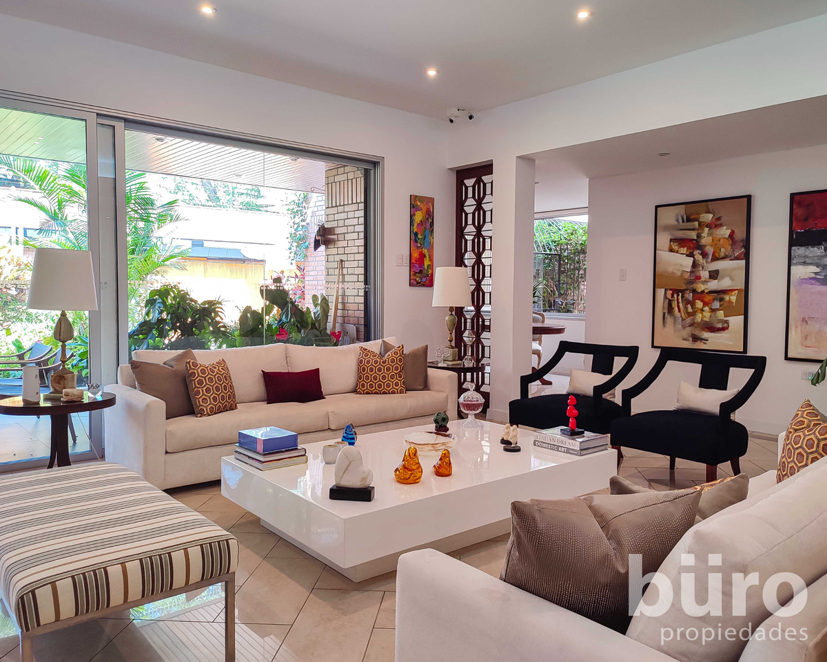 5 de 27: Sala principal con linda iluminación que se une con terraza