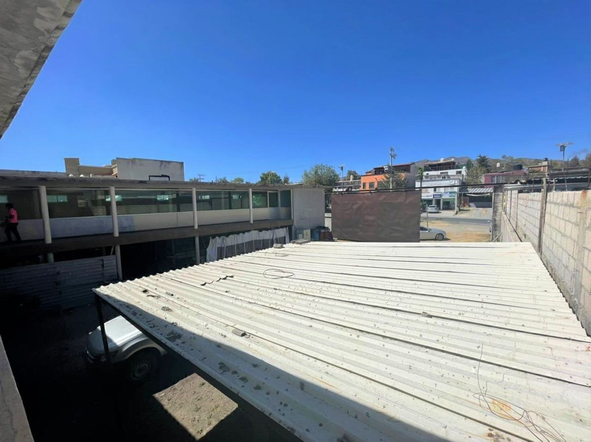 9 de 10: Vista hacía patio de maniobras desde el segundo nivel. 