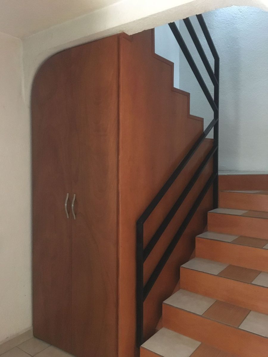 8 de 21: Escaleras para segundo nivel con acabados en madera 
