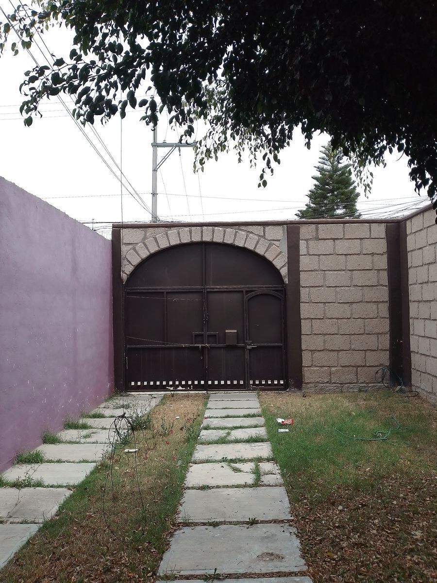 4 de 23: Jardín y espacio de estacionamiento.