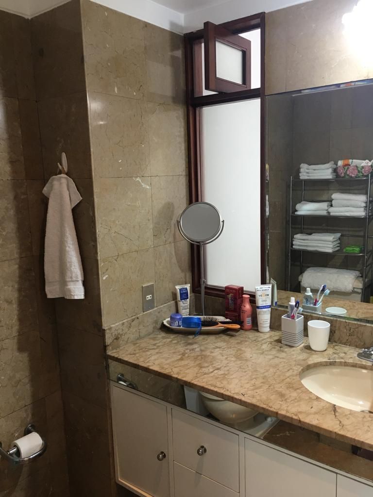 8 de 18: Baño con acabados en mármol .
