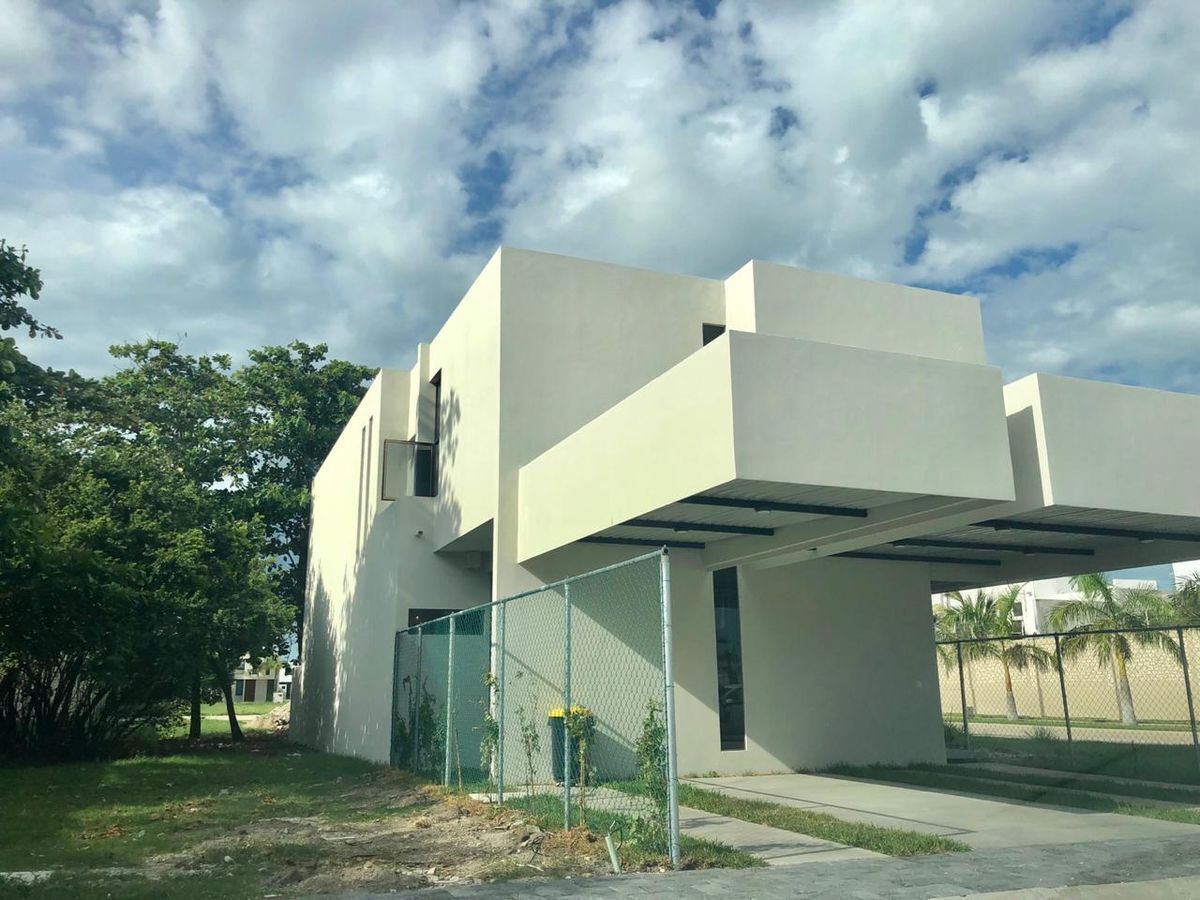 CASA AMUEBLADA/SIN MUEBLES EN RENTA EN CCC PLAYA PALMAS EN CD. DEL CARMEN,  CAMPE