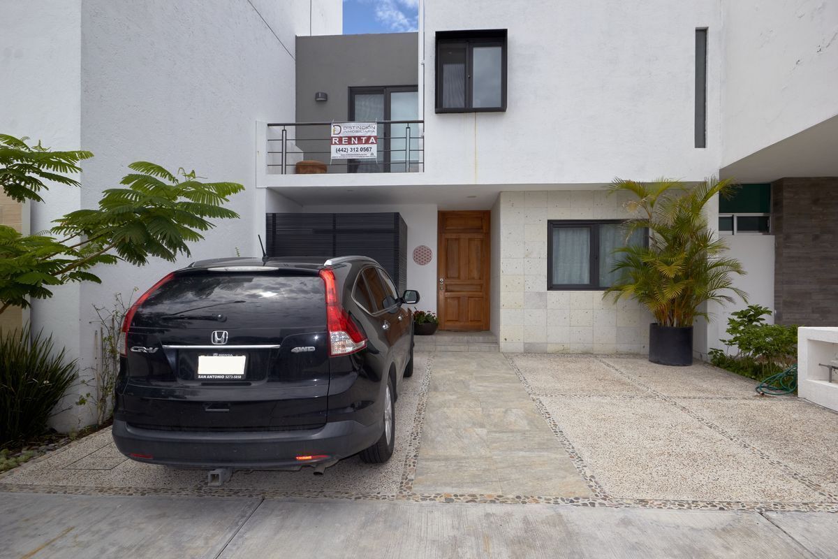 CASA EN RENTA EN JURIQUILLA DENTRO DE CONDOMINIO HACIENDA SANTA FE