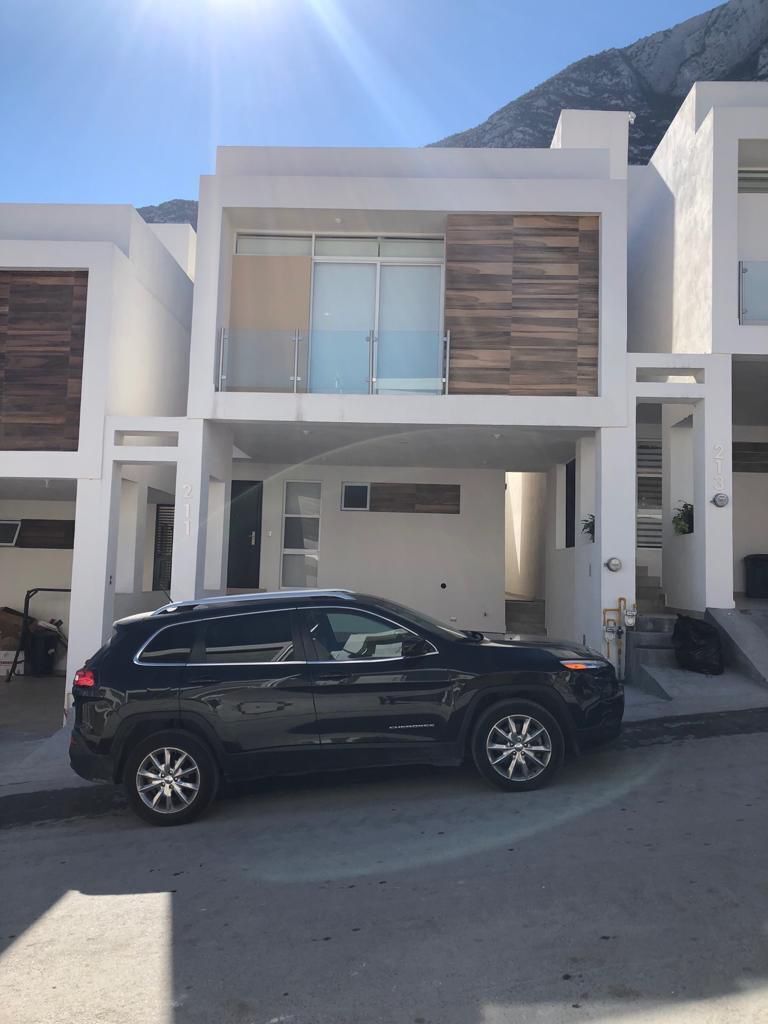 Casa en Venta en Privada Montejo, Sta. Catarina, a minutos de la Huasteca!