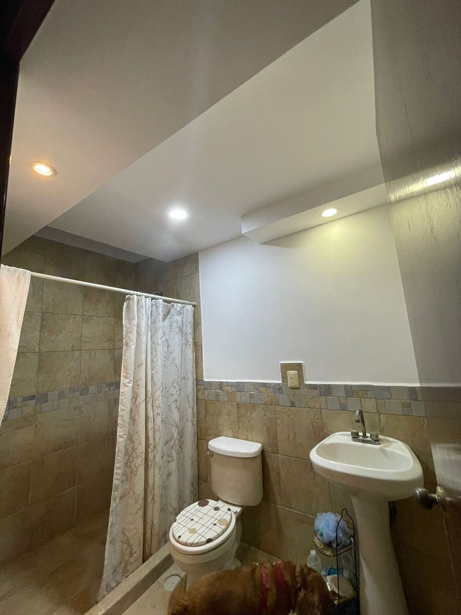 19 de 23: Baño completo para habitación 02 y 03