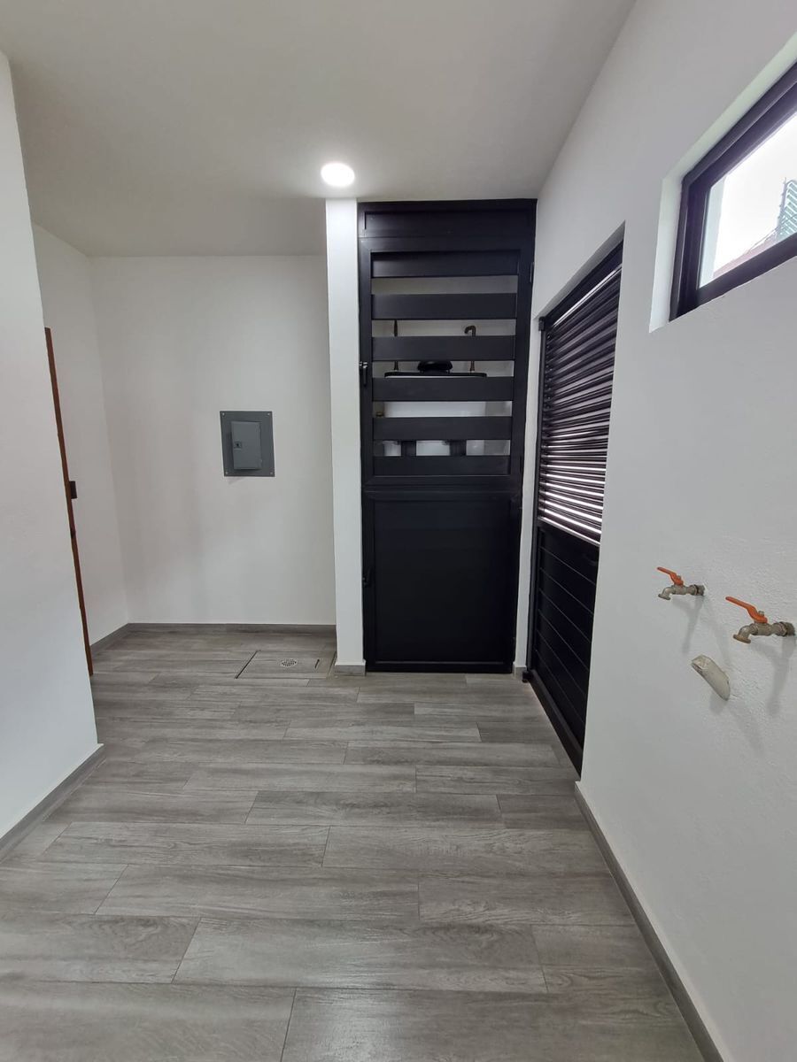 17 de 27: CUARTO DE LAVADO CON BOILER