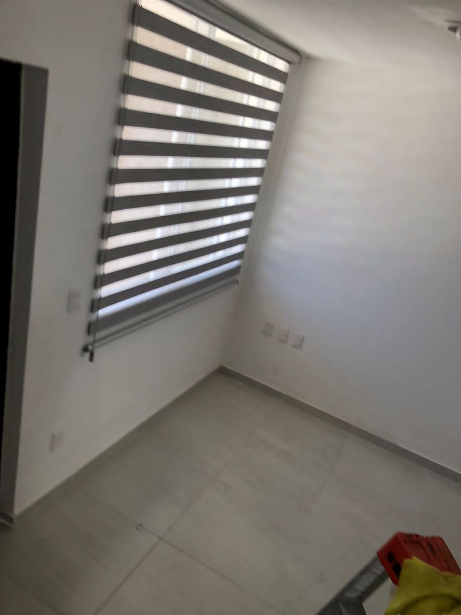 3 of 21: Toda la casa cuenta con Persianas