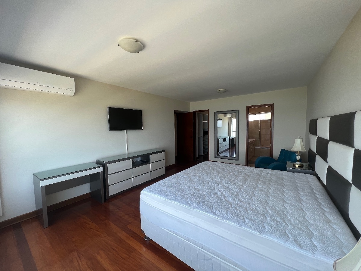 7 de 18: Dormitorio principal con aire acondicionado