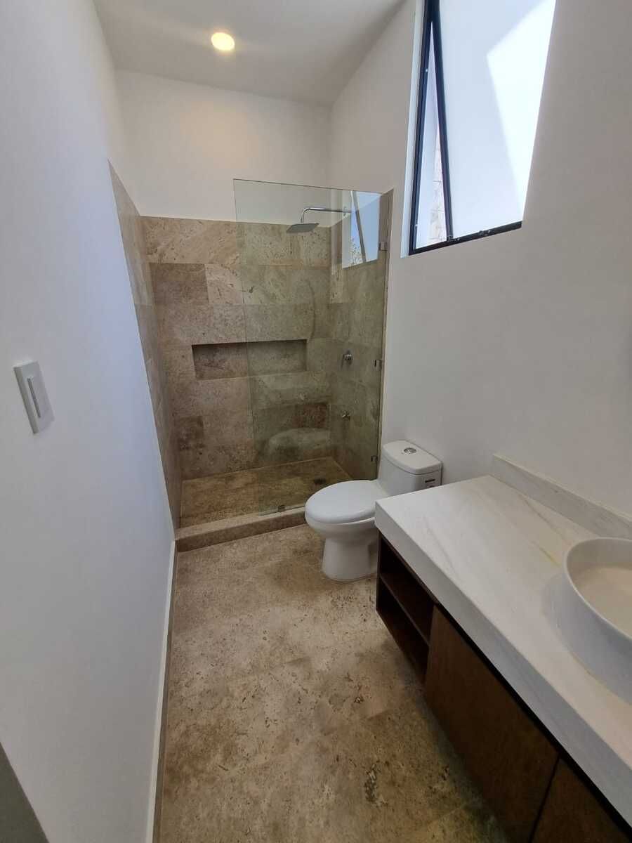 20 of 22: Baño Tercera Recámara