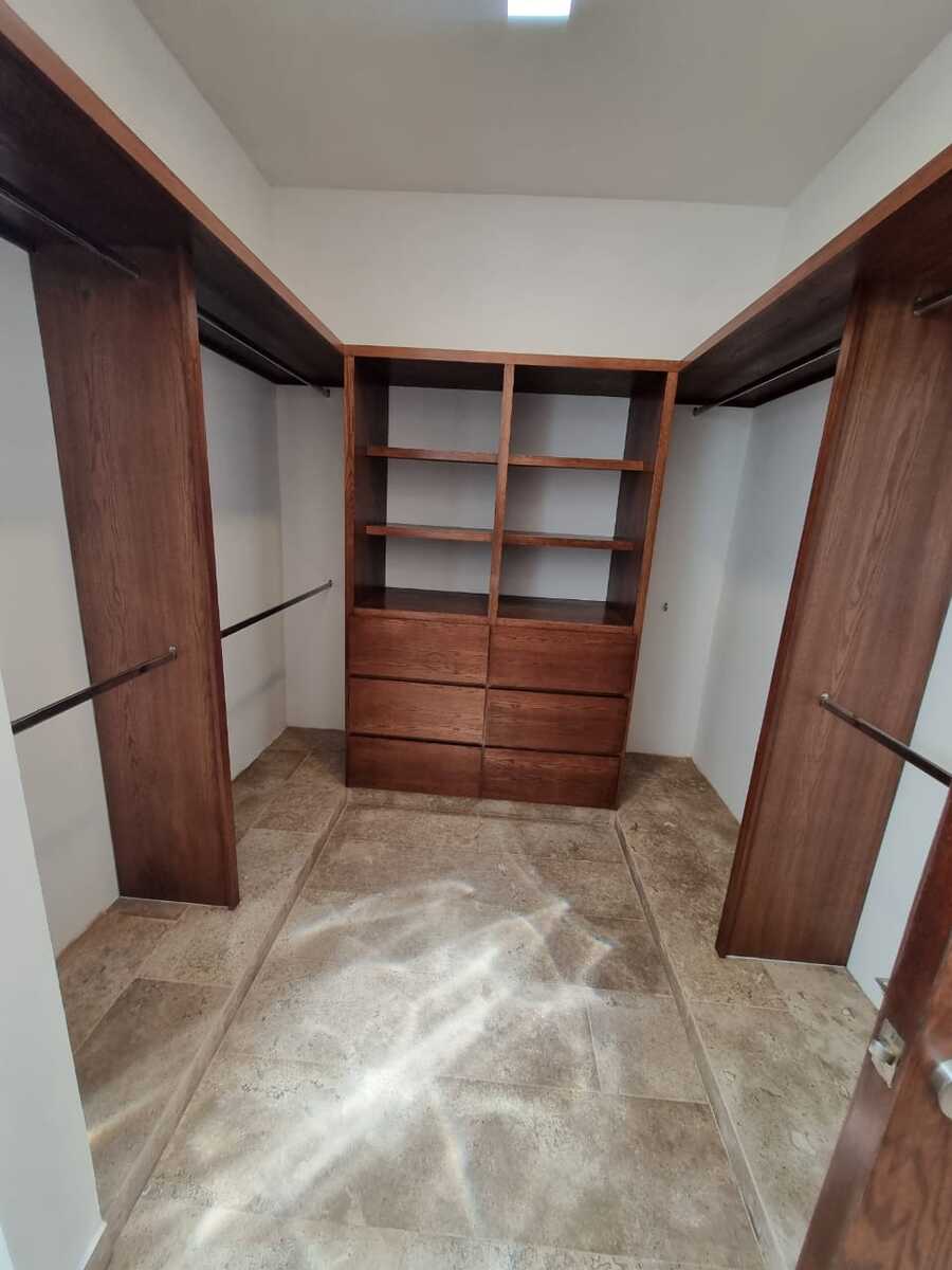 14 de 22: Closet Vestidor Recámara Principal