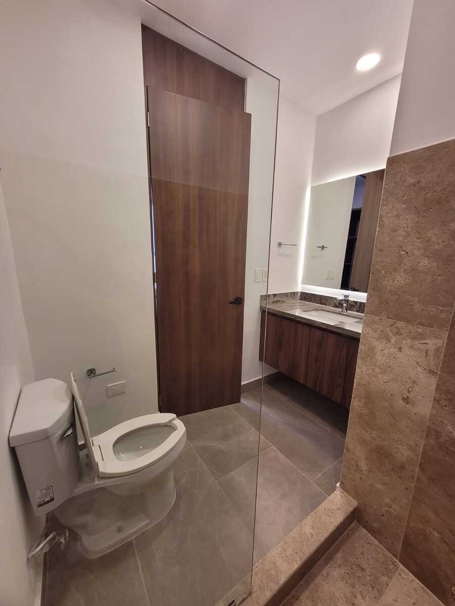 7 of 17: Baño Compartido