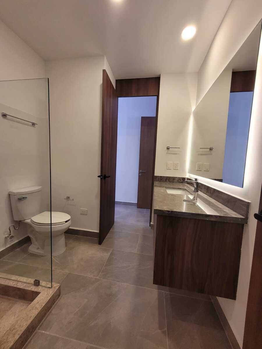 4 of 17: Baño Recámara Principal