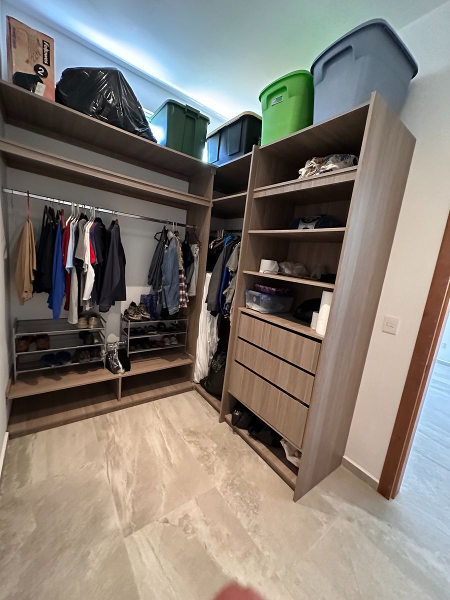 30 de 45: CLOSET VESTIDOR RECAMARA PRINCIPAL 