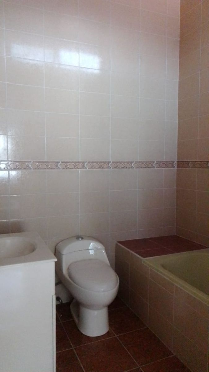 12 de 21: Baño con buenos espacios. 