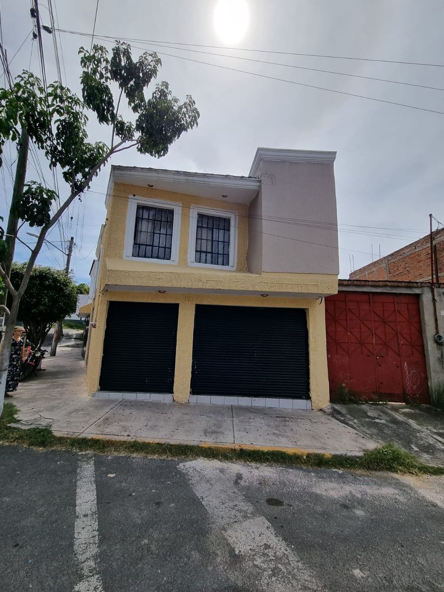 Casa en venta con locales en lomas de Tlaquepaque