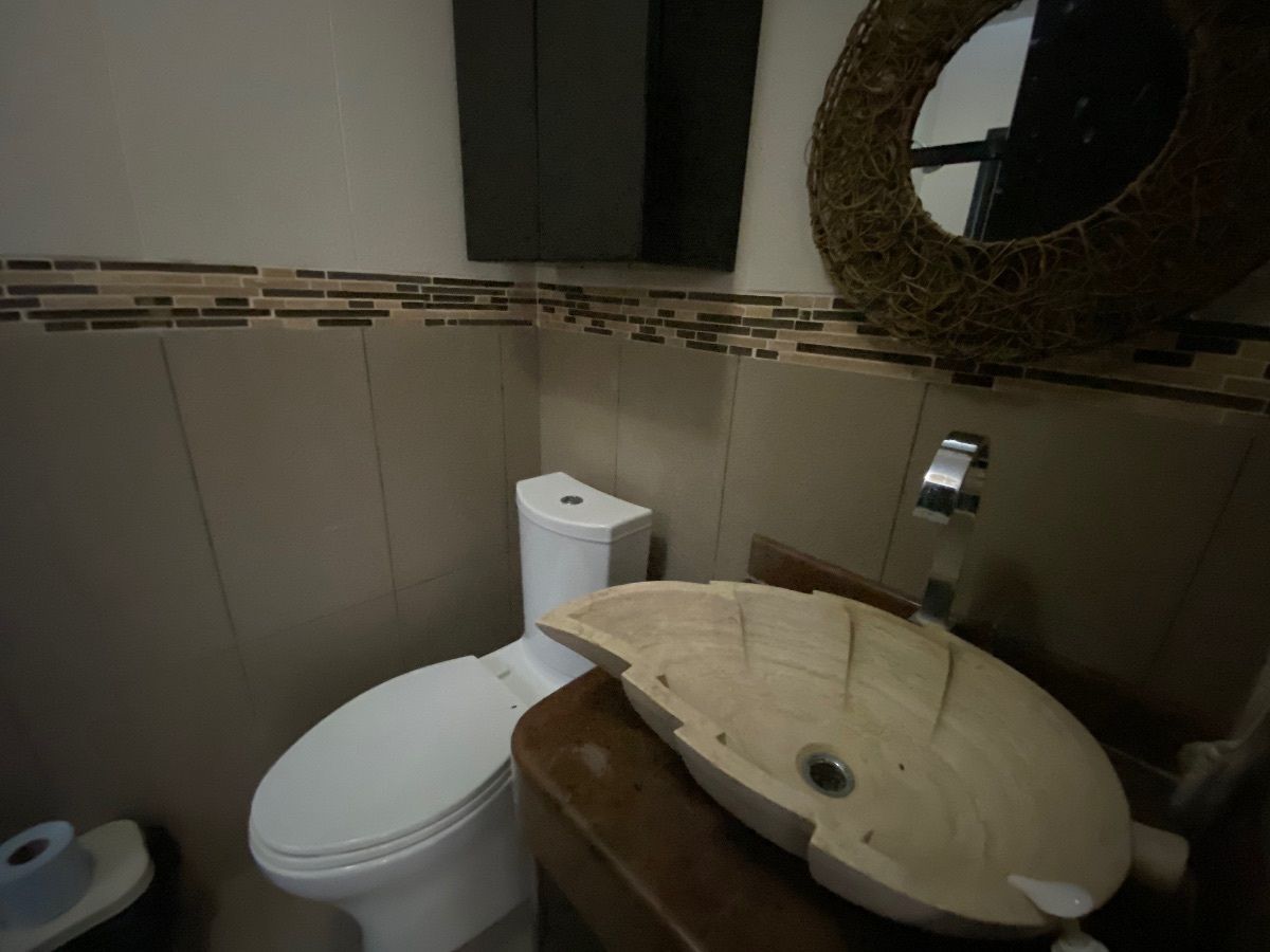 11 of 29: Medio baño