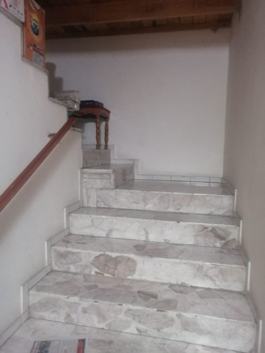 8 de 16: ESCALERA INETRIOR BLOQUEADA SEGUN USO PARTICULAR