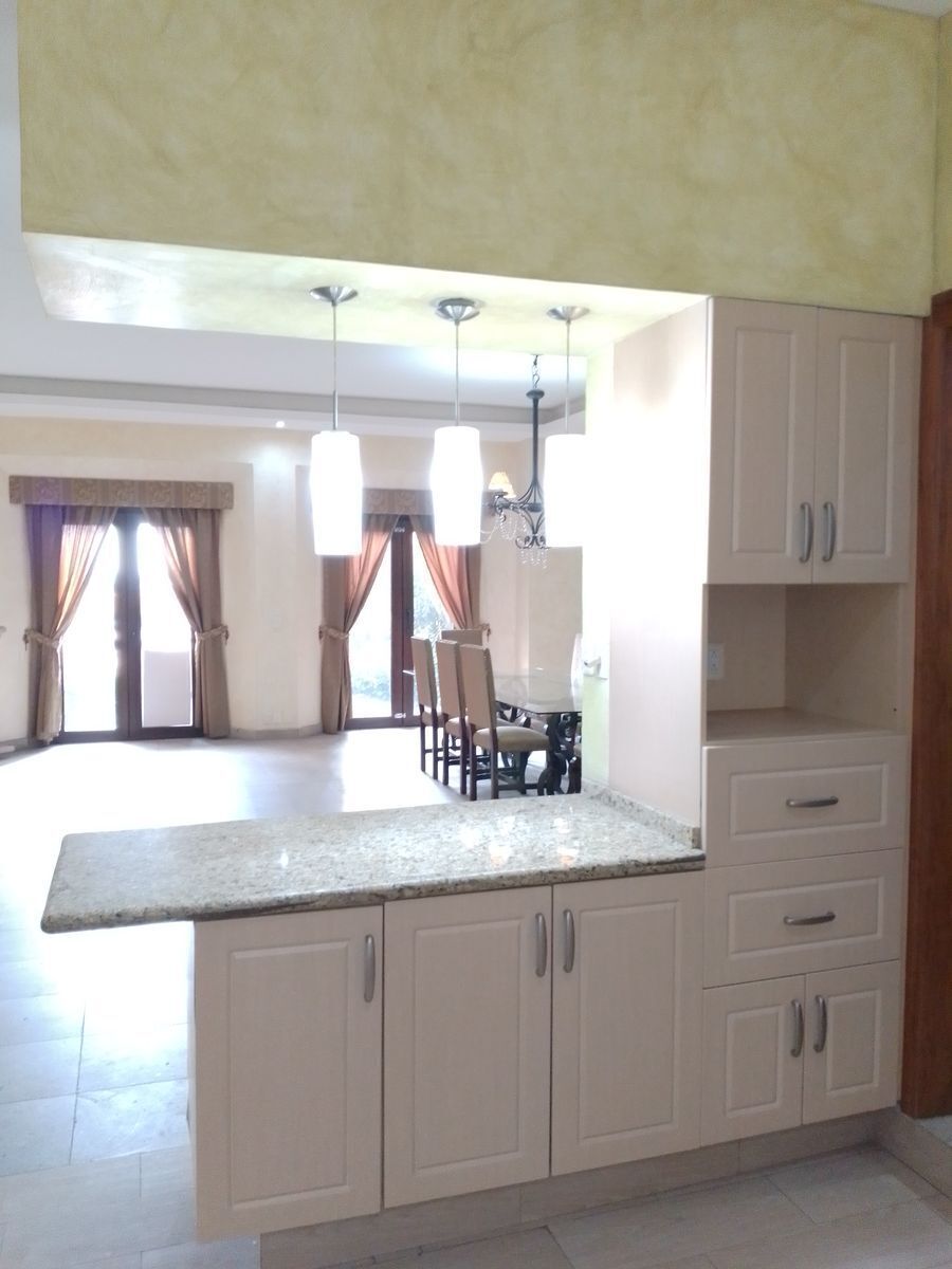 5 de 39: Cocina y parte del comedor del condominio.
