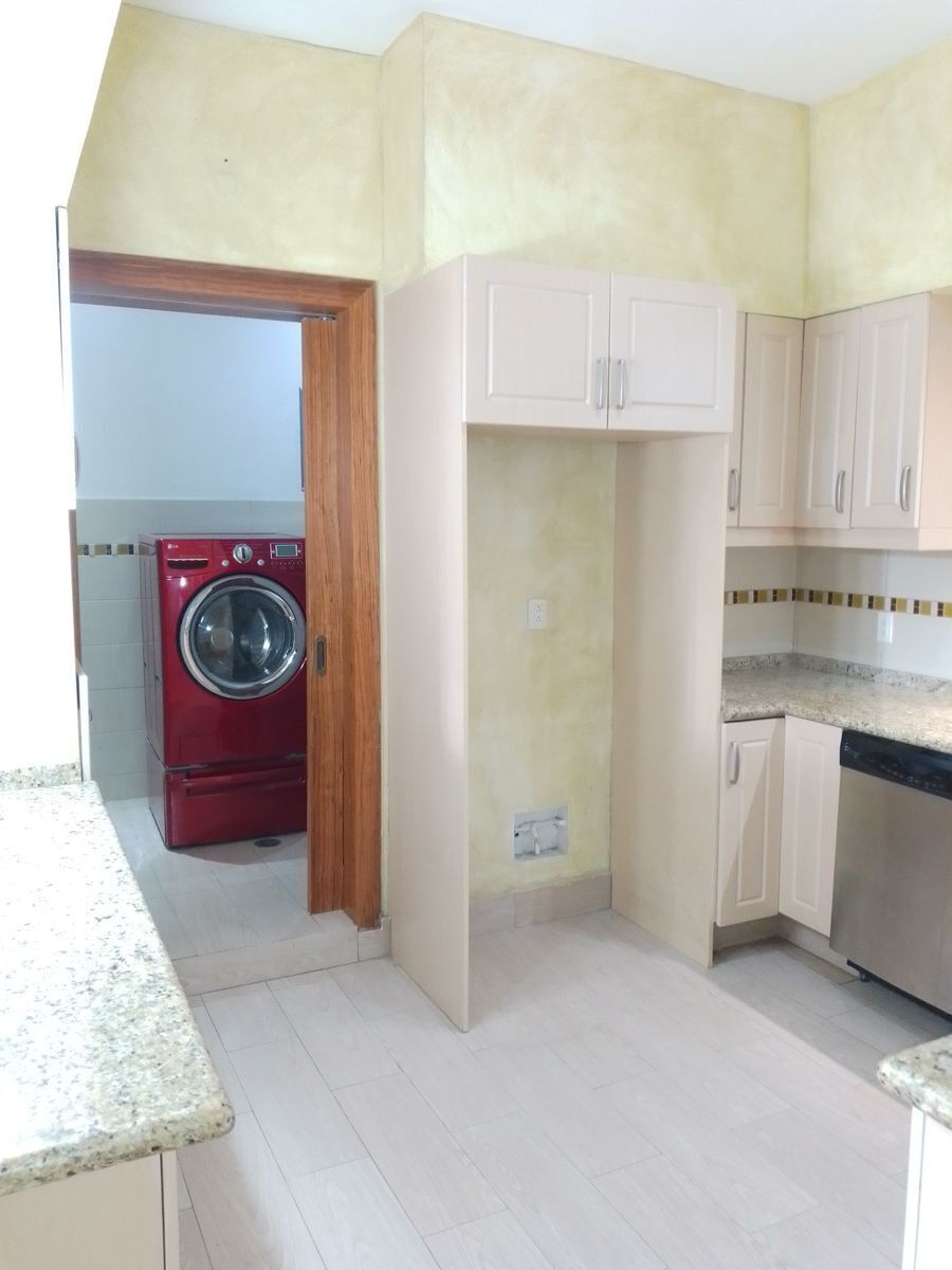 3 de 39: Cocina y parte del área de lavado del condominio.