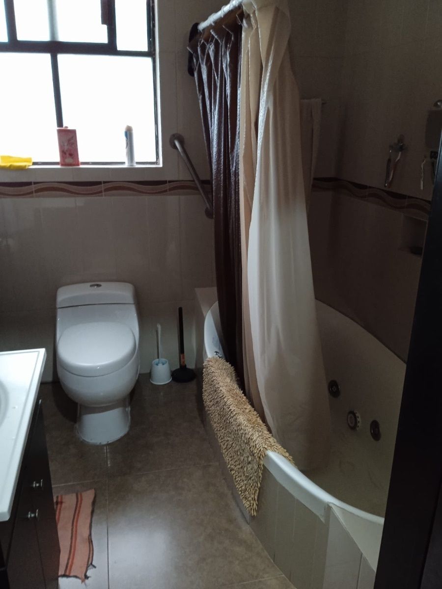 22 de 37: Baño con tina