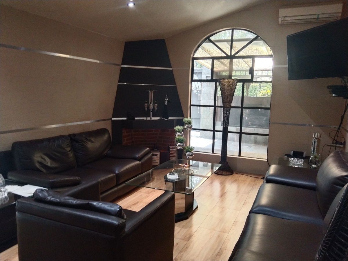 16 de 37: Sala con chimenea