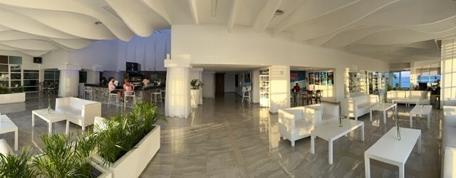 5 de 16: Areas Comunes con Restaurantes y Lobby Bar