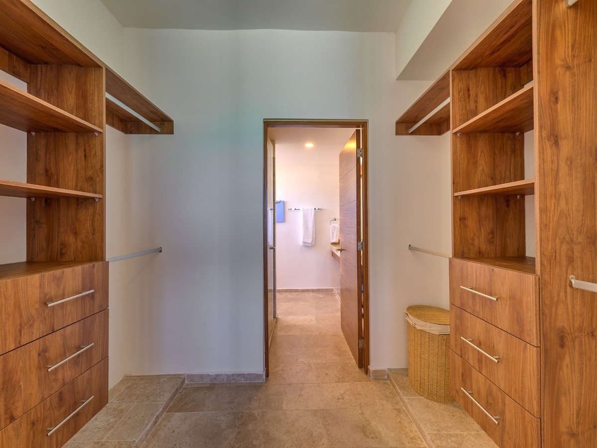 10 de 45: Clóset vestidor de habitación principal