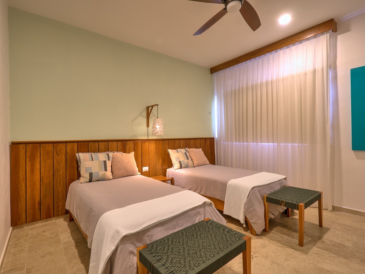 17 de 45: Habitación 3, con vista a la parte trasera del edificio.