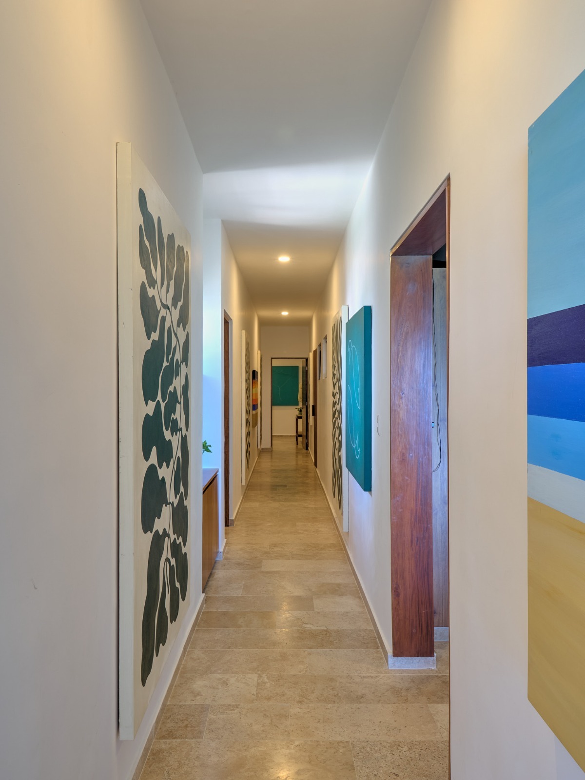 23 de 45: Pasillo acceso a 3 habitaciones