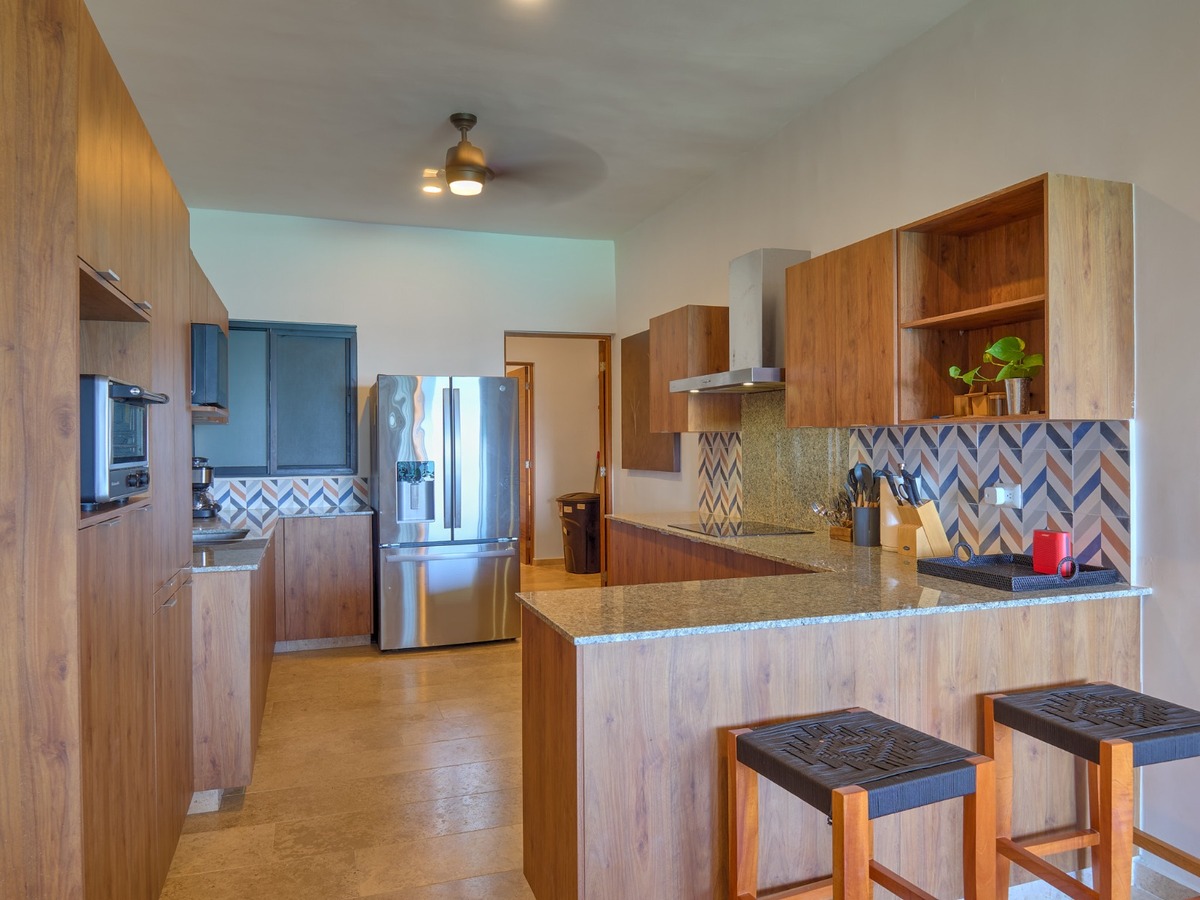 26 de 45: Cocina con barra desayunadora