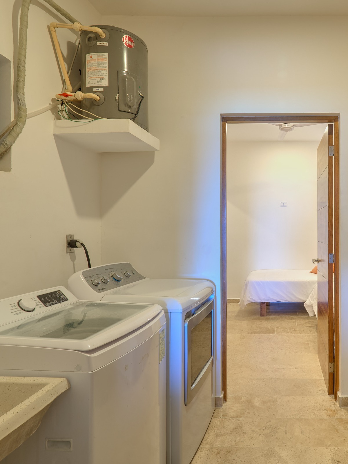 28 de 45: Área de lavado, tiene lavadora y secadora