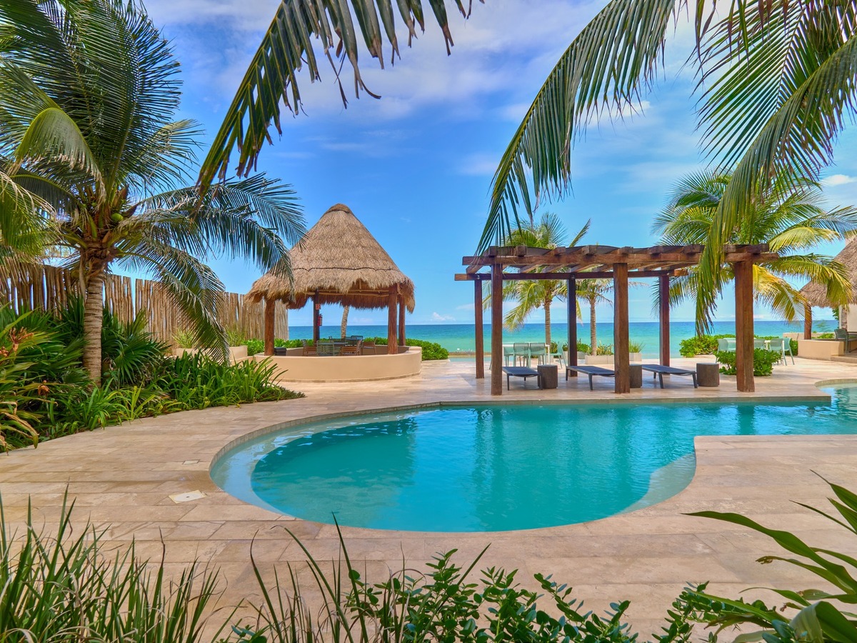 42 de 45: Alberca del complejo