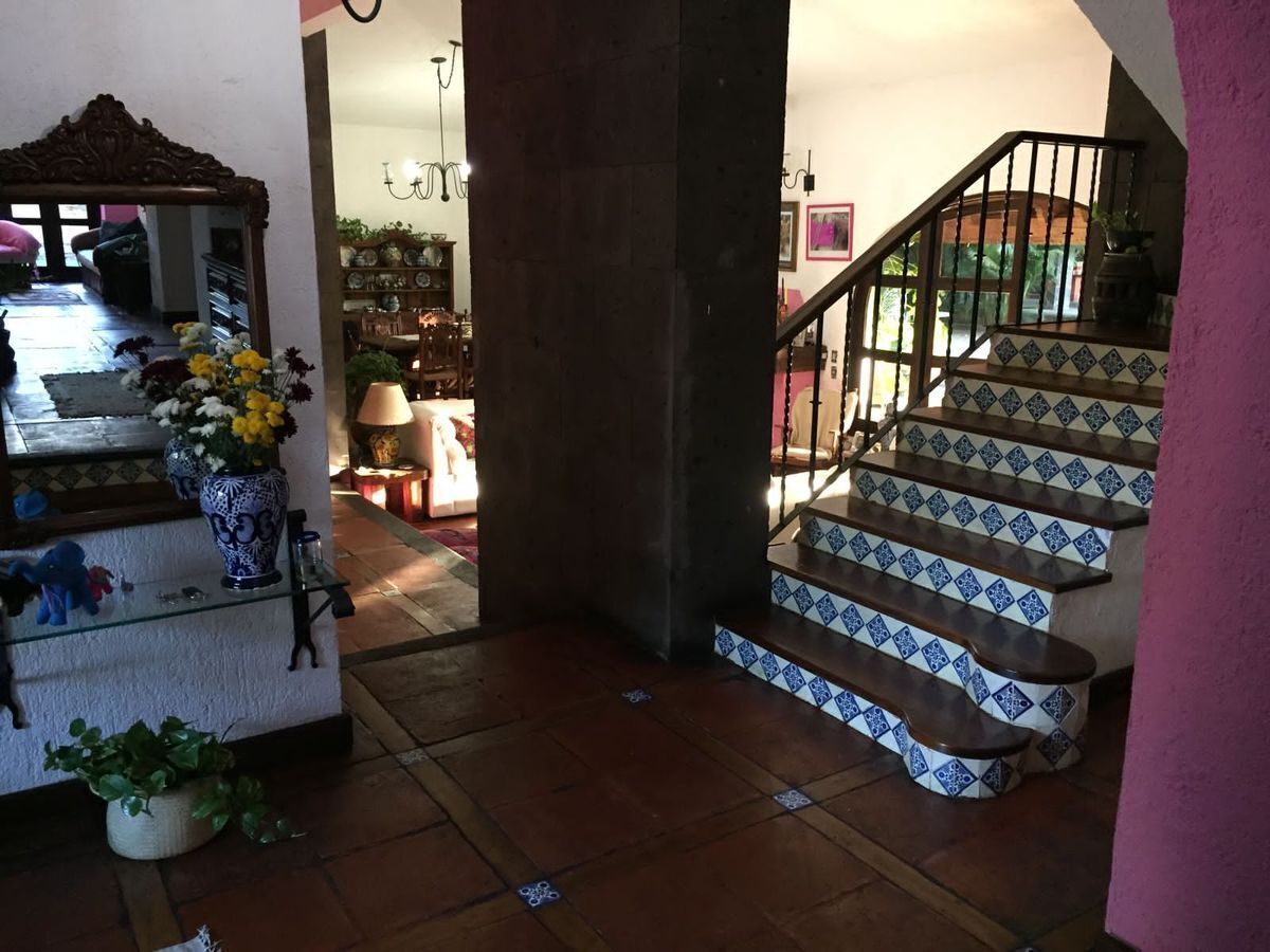 8 de 21: Escalera con herrería