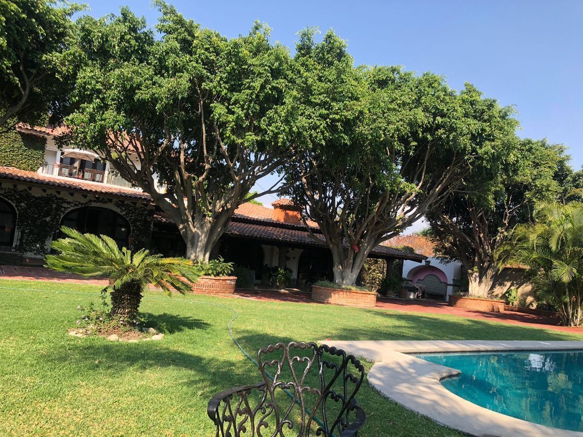 10 de 21: Jardín con alberca