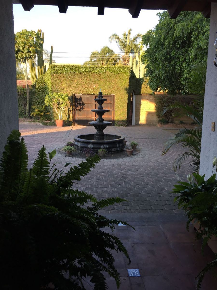 2 de 21: Entrada con patio Español 