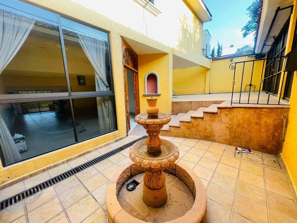 2 de 31: Amplio patio con fuente.