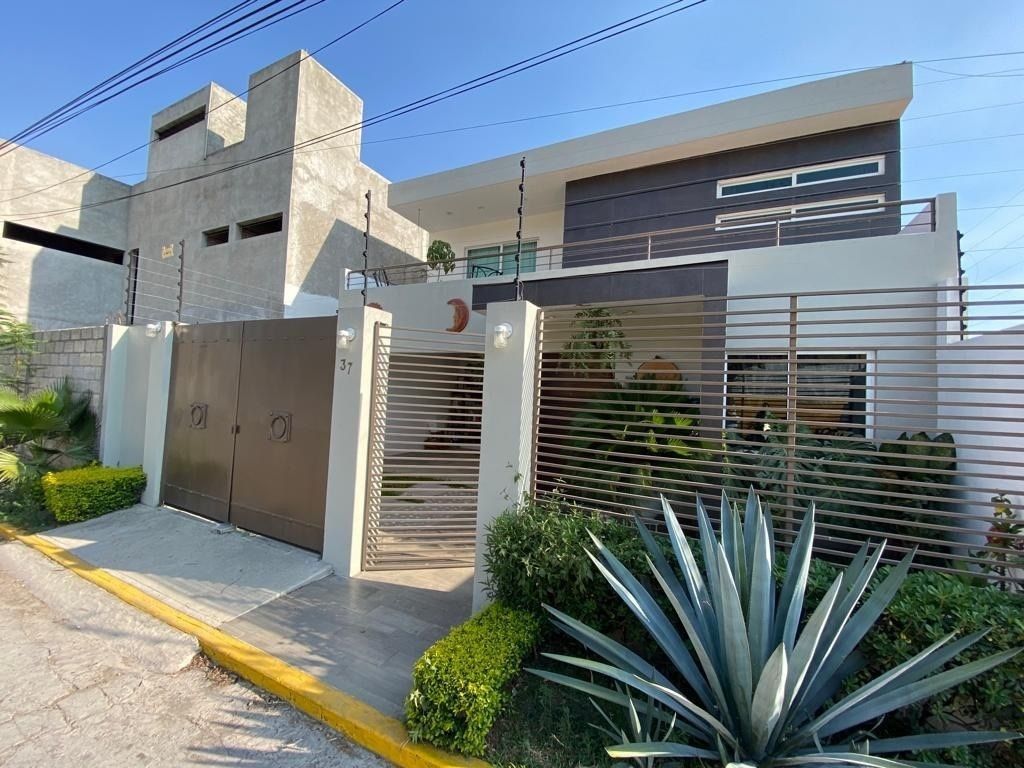 CASA SOLA EN VENTA ALBERCA PRIVADA OAXTEPEC 350 M2 TERRENO Y ROOF  FRACCIONAMIENT