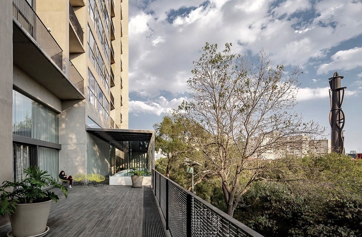 Piscina, ludoteca, coworking colindantes al parque