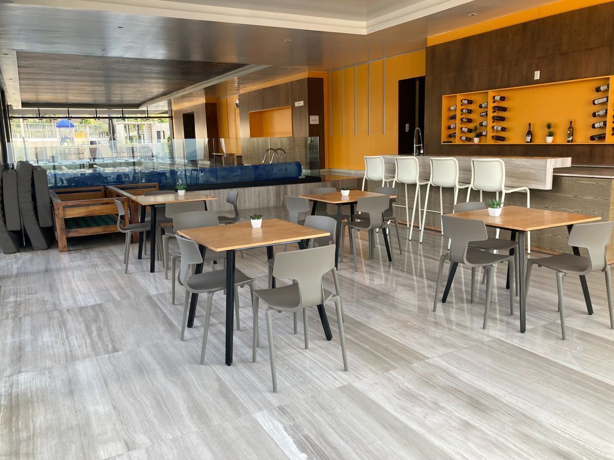 35 de 49: Cafetería frente alberca