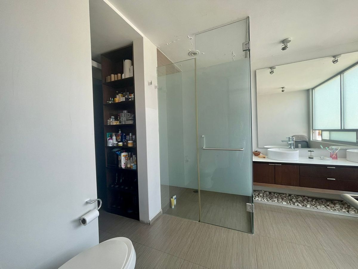 18 de 26: Baño de la recámara principal 