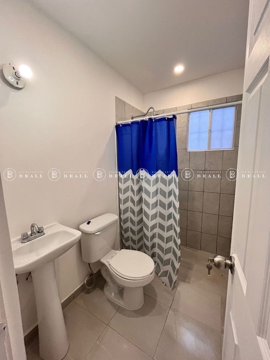 6 de 9: Baño completo compartido